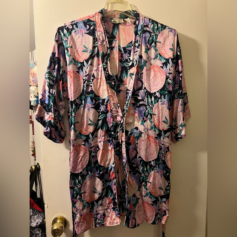 VS Floral Pink Robe - Picture 2 of 3